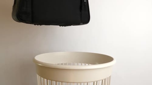 18, la vieja bolsa de fotos se recicla y se tira a la basura. El concepto de eliminación y reciclaje o