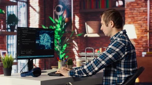 Administrator verwendet Computer im Home Office für Computer mit künstlicher Intelligenz