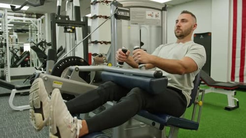 Fitnessgeräte für gesunde Männer und Training in Sportbekleidung