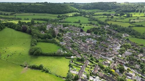 Vidéo aérienne au-dessus d'Uley, Royaume-Uni