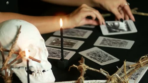 Frau rät mit Tarotkarten