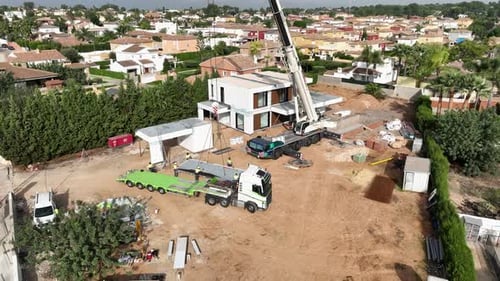Die
Arbeiten auf der Baustelle eines modularen Hauses sind im Gange. Drohnenaufnahme aus
der Luft