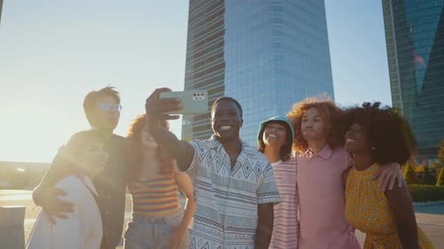 Joyeux groupe multiethnique ludique de jeunes amis