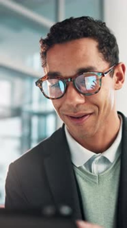 Bureau, entreprise et visage d'un homme heureux sur tablette pour le réseautage, la connexion et la planification financière