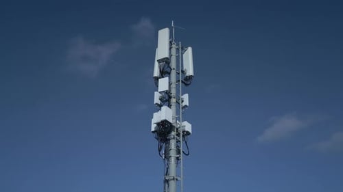 Ein Telekommunikationsturm steht heute unter einem klaren, hellblauen Himmel über uns