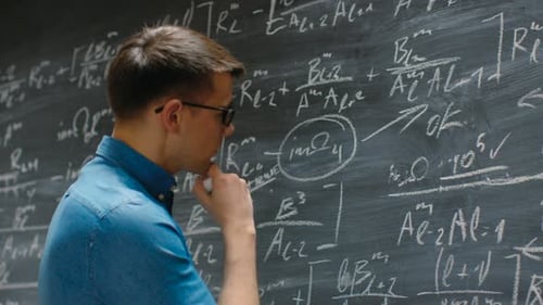 Brillanter junger Akademiker beendet das Schreiben großer und komplexer mathematischer Formeln/Gleichungen auf dem BLA
