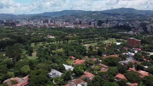 Vue aérienne du Country Club et d'une partie de la partie est de la ville de Caracas, Venezuela