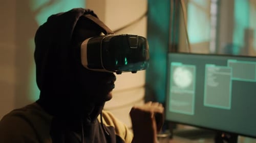 Männliches Hacking-Netzwerksystem für Cyberkriminelle mit VR-Headset