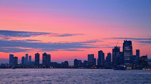 New York skyline at the backdrop of pink sky at dusk time.