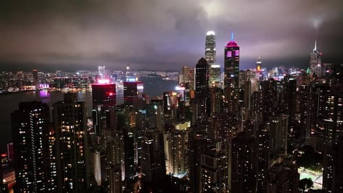 Ein Blick auf eine Stadt bei Nacht von der Spitze eines Wolkenkratzers