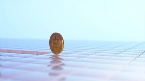 Physikalische Gold-Bitcoin-Münze, die sich auf einer glänzenden, gekachelten Oberfläche dreht und die Volatilität und Dynamik symbolisiert