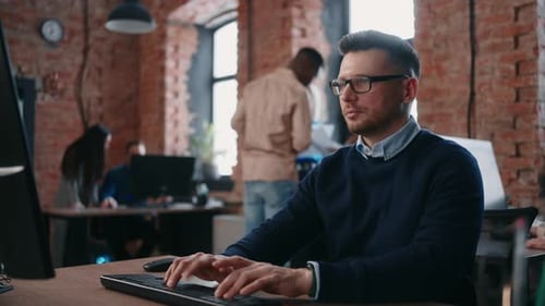 Hauptspezialist der Logistik- oder Finanzabteilung im modernen Büro Porträt eines Mannes am Computer