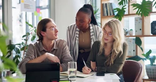 Reunião, tablet e equipe no escritório para aconselhamento, planejamento de projetos e feedback de campanhas