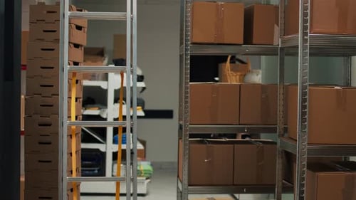 Salle de stockage remplie de marchandises emballées dans des boîtes