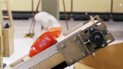 Automatisierte Verpackungsmaschine in Betrieb. Nahaufnahme. 4K-Auflösung.