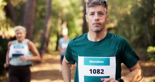 Homme, course à pied et forêt avec un groupe pour un défi de marathon, une course ou un test d'endurance dans la nature