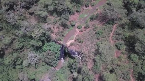 Vista aérea ascendente da cachoeira Materuni, perto do Parque Nacional do Kilimanjaro