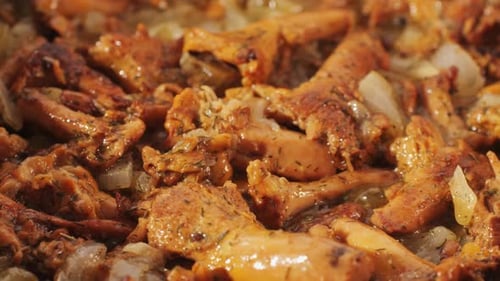 Cuisiner des chanterelles, gros plan, macro, champignons grillés, gros plan, chanterelles rôties et une cuillère en bois