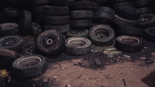 Llantas desechadas apiladas en un depósito de chatarra urbano que destacan los problemas de residuos