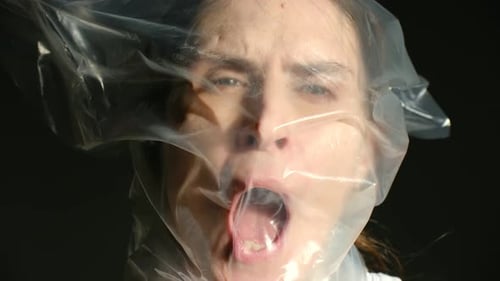 Combat désespéré dans un espace de confinement transparent Représentation vivante du désespoir aux prises avec du plastique transparent