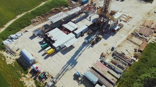 Gasproduktionsunternehmen, Lagerrohre, Ausrüstung, Produktionsstätte, industrielles Konzept, Hintergrund