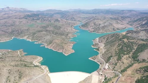 Vue aérienne du barrage et des montagnes