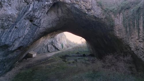 Vue Drone dans la grotte de Devetashka, dans le nord de la Bulgarie, près de la ville de Lovech