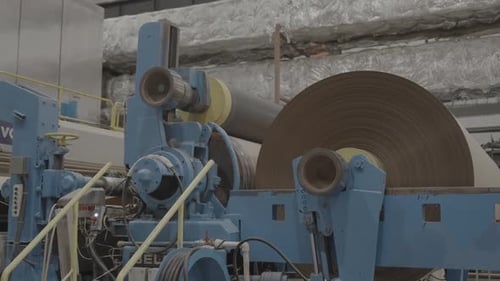 Le rouleau enroulé se déplace le long de la machine et le nouveau rouleau se déplace pour le traitement