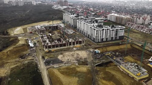 Movimiento lateral cinematográfico del Zumbido con aproximación hacia adelante y descenso hacia el sitio de construcción