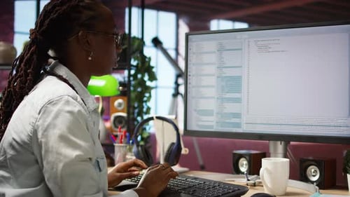 Besorgter IT-Entwickler besorgt über Fehler, die beim Testen von Code auftreten