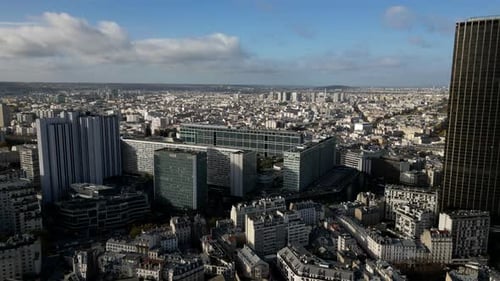 Montparnasse-Turm mit Tour Eiffel im Hintergrund, Paris in Frankreich. Luftbild, Seitwärtsbewegung und Stadtbild