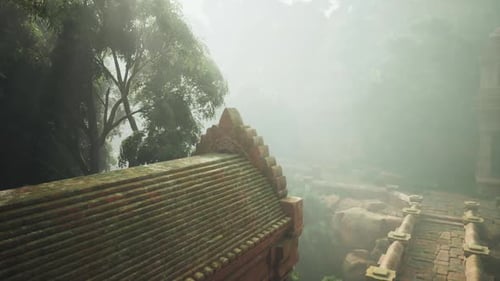 Ancien temple caché dans la jungle luxuriante du Vietnam pendant la brume matinale