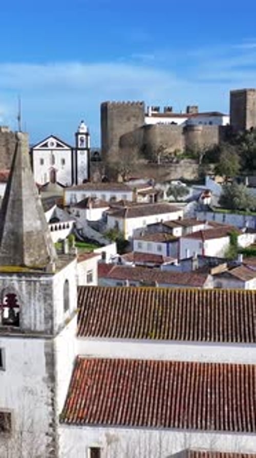 Belle ligne d'horizon d'Obidos à Obidos dans le district de Leiria au Portugal.