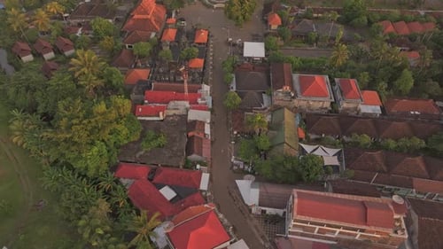 Vue aérienne d'un village serein au bord de la mer au lever du soleil, Lovina, Bali, Indonésie.