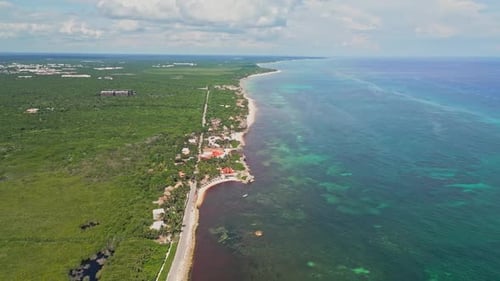 Imagens aéreas impressionantes da costa intocada e da paisagem verdejante de Tulum