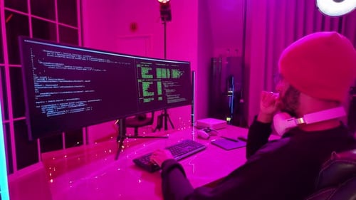 Vista posterior de un ingeniero que desarrolla una aplicación de software que funciona codificando y programando en la minería de big data