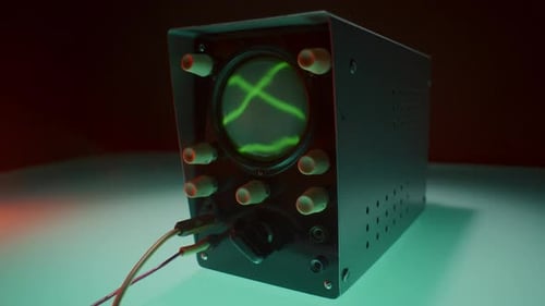 Osciloscópio exibindo forma de onda verde com amplitude variável