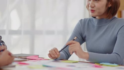 Un ami étudiant s'assoit et parle de l'apprentissage d'un sujet de contenu en classe à l'université ou au lycée