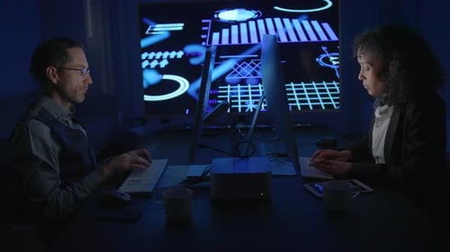 Équipe de vente de courtiers en bourse composée d'hommes et de femmes multiraciaux diversifiés travaillant dans un bureau moderne