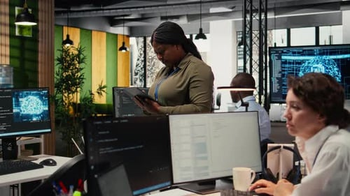 Портрет улыбающегося инженера, работающего в офисе с использованием специализированного оборудования искусственного интеллекта