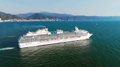 Primer plano del crucero y al fondo la hermosa ciudad de Puerto Vallarta, México