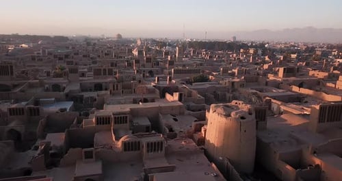 Un vol aérien survole la vieille ville désertique d'Ardakan à Yazd au lever du soleil au-dessus de l'Ancie