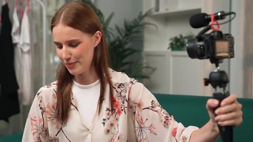 Mujer influencer graba un vlog en vivo, reseña de videos, maquillaje, prim social