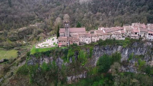 Vue aérienne du village de San Felíu de Guixols au sommet d'une formation rocheuse en Catalogne, en Espagne.
