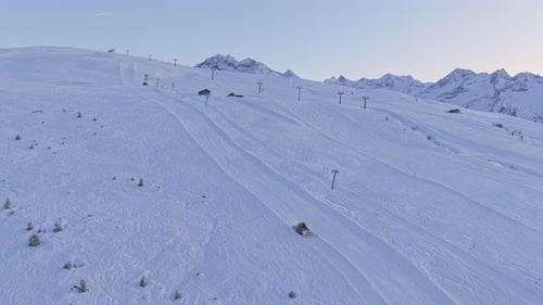Perspective d'un drone capturant Königsleiten et Krimml avec remontées mécaniques, pistes enneigées et panorama