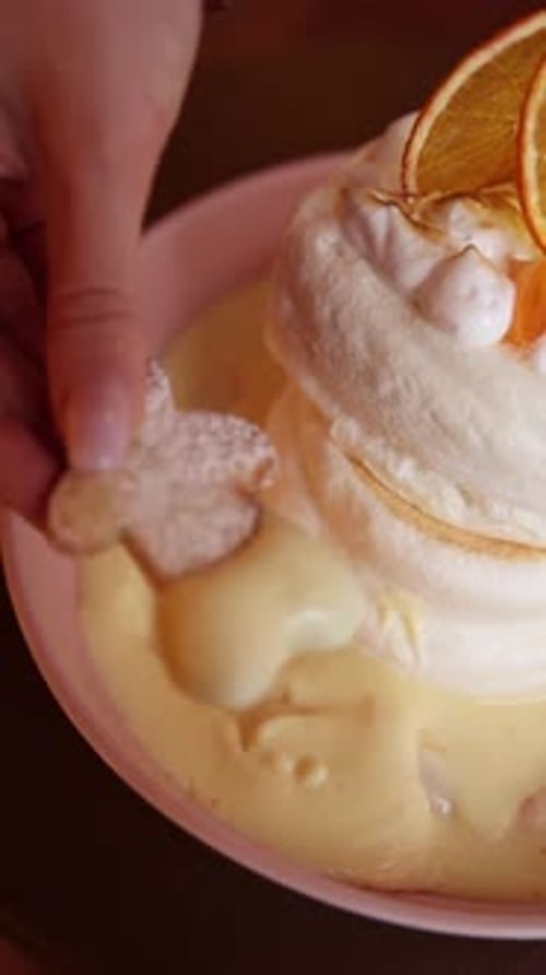 Japanische Kuchen. In einem Café serviert. Nahaufnahme