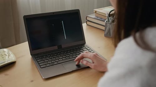 Frau richtet VPN-Verbindung auf Laptop ein, um von zu Hause aus zu arbeiten