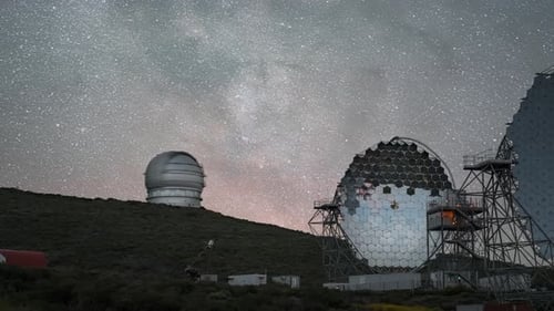 Vue imprenable sur l'observatoire de Roque de los Muchachos avec ses puissants télescopes, timelapse