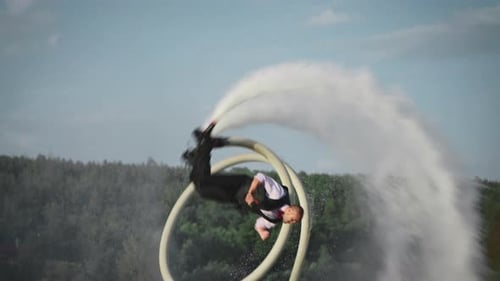 Un empleado de oficina vuela un flyboard después de un día de trabajo
