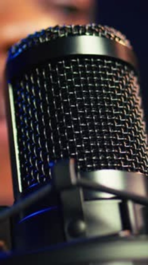 Vertikaler Videokünstler nimmt seine Stimme im Heimstudio am Mikrofon auf und singt ein Lied